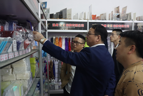 镇领导走访企业 听诉求解难题