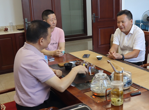 镇委副书记章显进走访调研我会党建工作