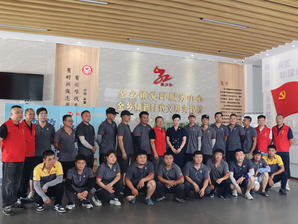 “瓯江红”金乡镇城市驿站携手金乡镇商企协会党支部开展“情系快递小哥 夏日送清凉”活动