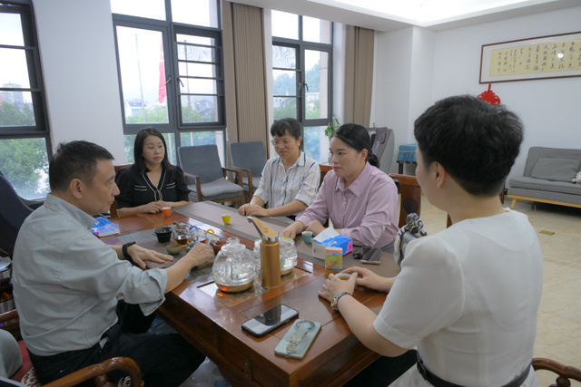 苍南县妇联党组成员、副主席宋晓青一行走访金乡商会、金乡镇企业家协会