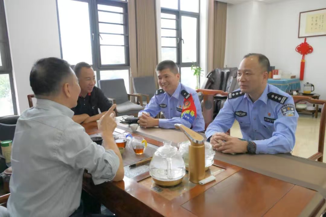 金乡镇派出所领导一行走访调研金乡商会、金乡镇企业家协会