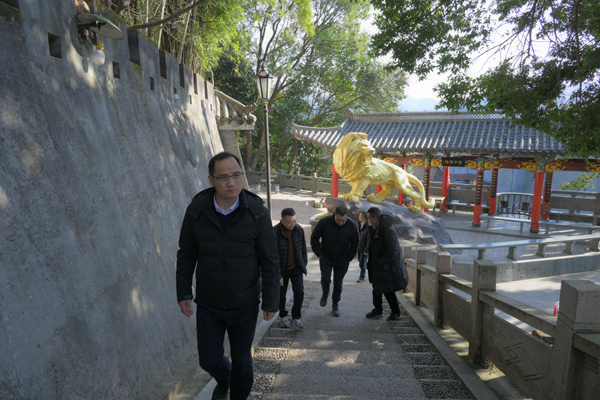 镇委书记陈忠松一行赴金乡狮山公园调研