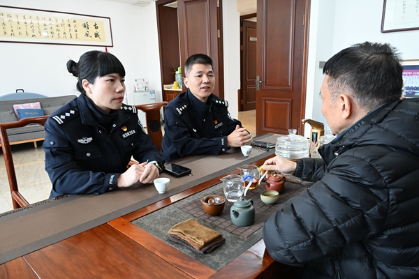 金乡镇派出所教导员陈怡、副所长陈庆领一行走访我会